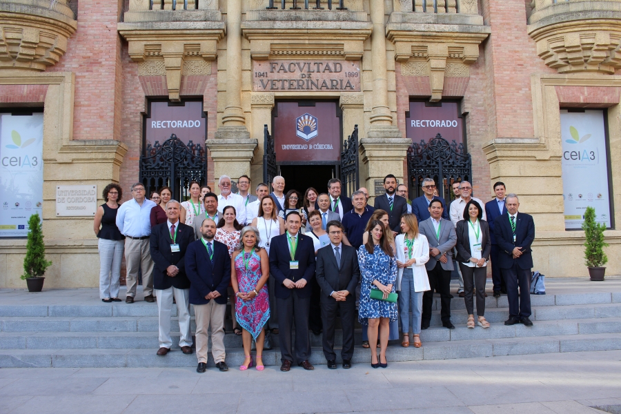 Fotografía de los asistentes a la inauguración del seminario