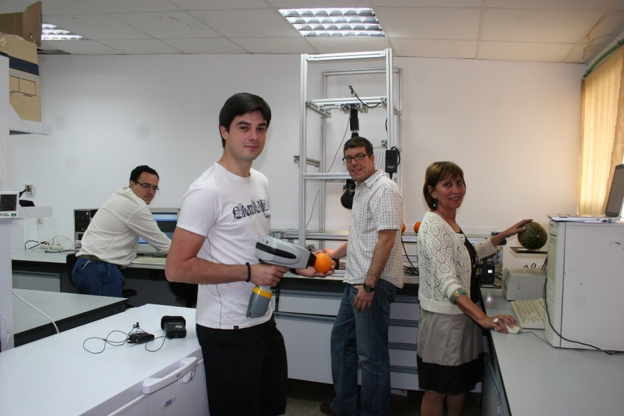 Ana Garrido, junto a su equipo de investigación especializado en NIRS