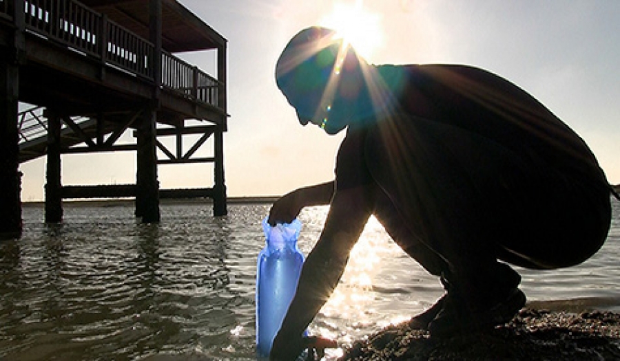 Investigadores del ceiA3 desarrollan bolsas de plástico para la desinfección de agua a bajo coste