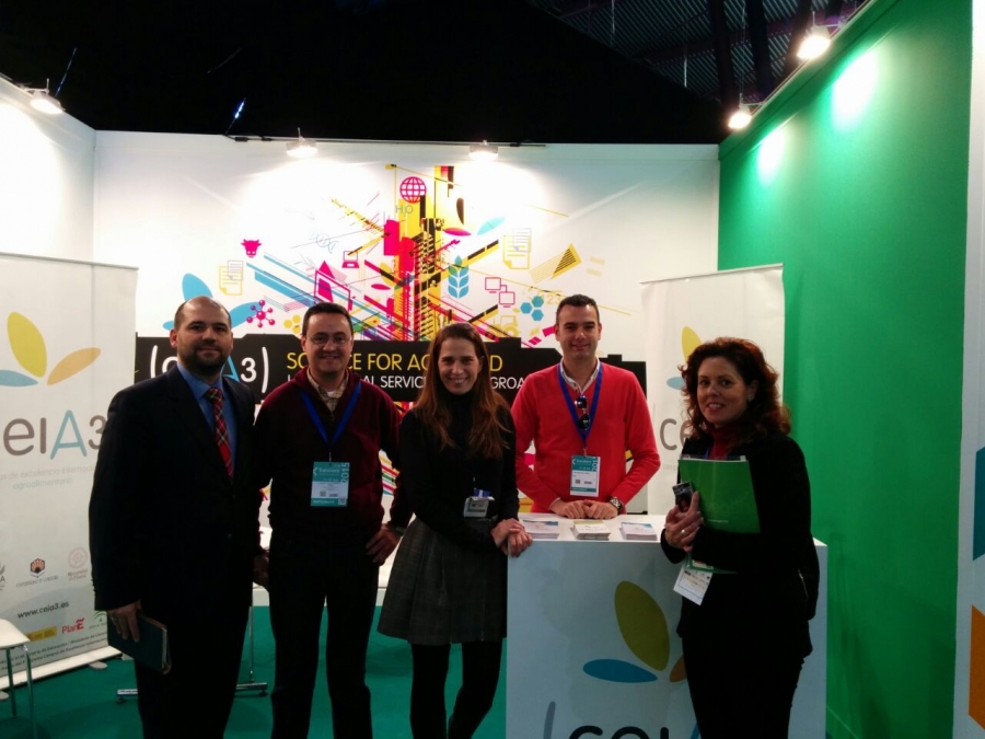 El coordinador general de ceiA3, Enrique Quesada, junto a la gente de ceiA3 y el equipo técnico en el stand