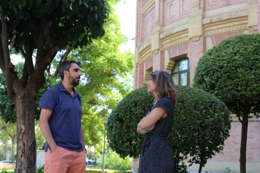 Los investigadores del departamento de Bioquímica y Biología Molecular David González Ballester y Alexandra Dubini