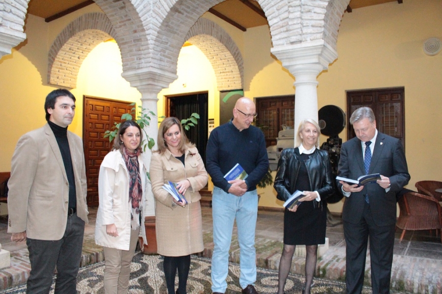 Autoridades en la presentación del libro