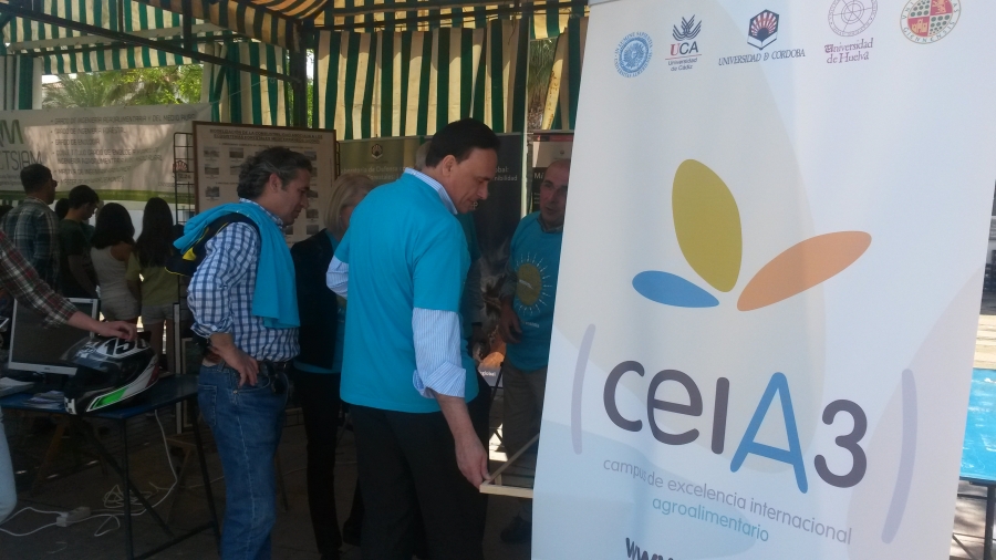 El presidente del consejo rector de ceiA3, durante su visita al stand de ceiA3 en el Paseo por la Ciencia