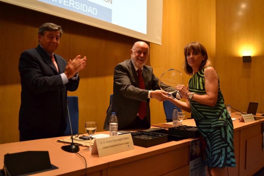 La investigadora recibe el premio de manos del rector