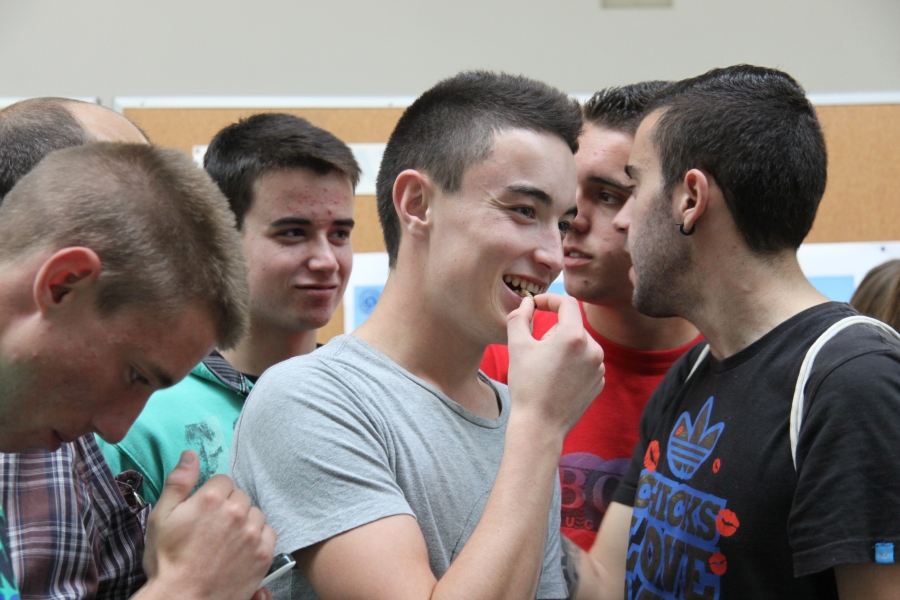 Estudiantes comen grillos en la Semana de la Ciencia de la Universidad de Almería