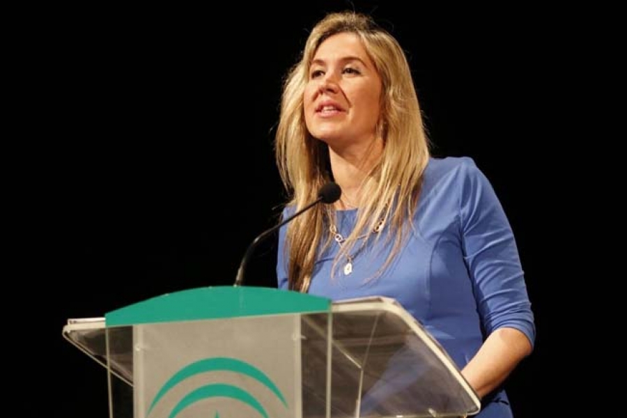 La ingeniera e investigadora del ceiA3 María Isabel Sáez recibe la insignia de Andalucía