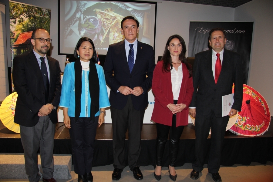 De izquierda a derecha, Antonio Ruiz, Rattikul Chansuriya, José Carlos Gómez Villamandos, Carmen María Gómez y Fernando Fuentes en la inauguración del curso