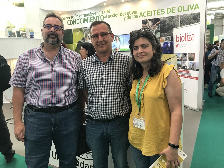 Antonio García, Juan Antonio Torres y Gema Siles, en el stand de la UJA en Expoliva.