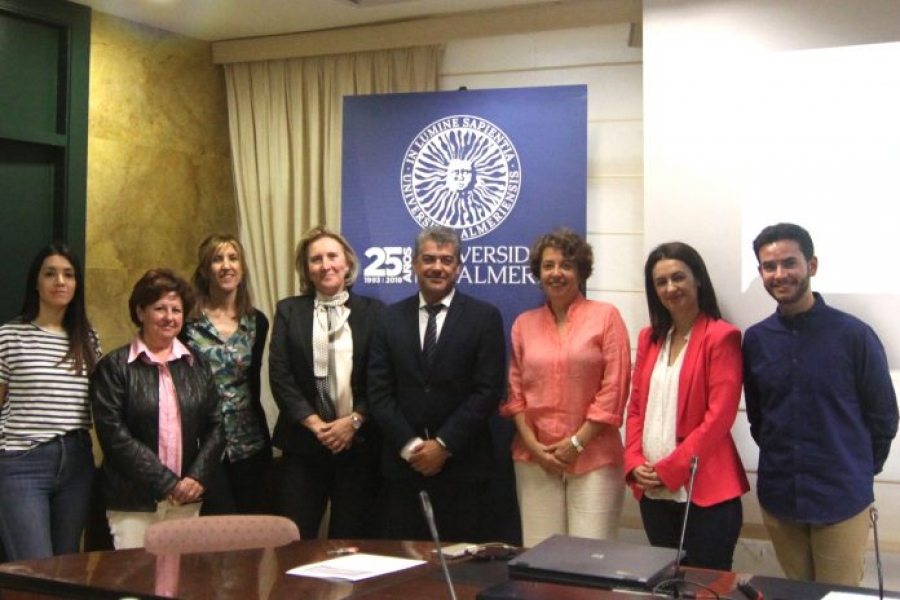 Foto de familia con el rector de la UAL, en el centro 