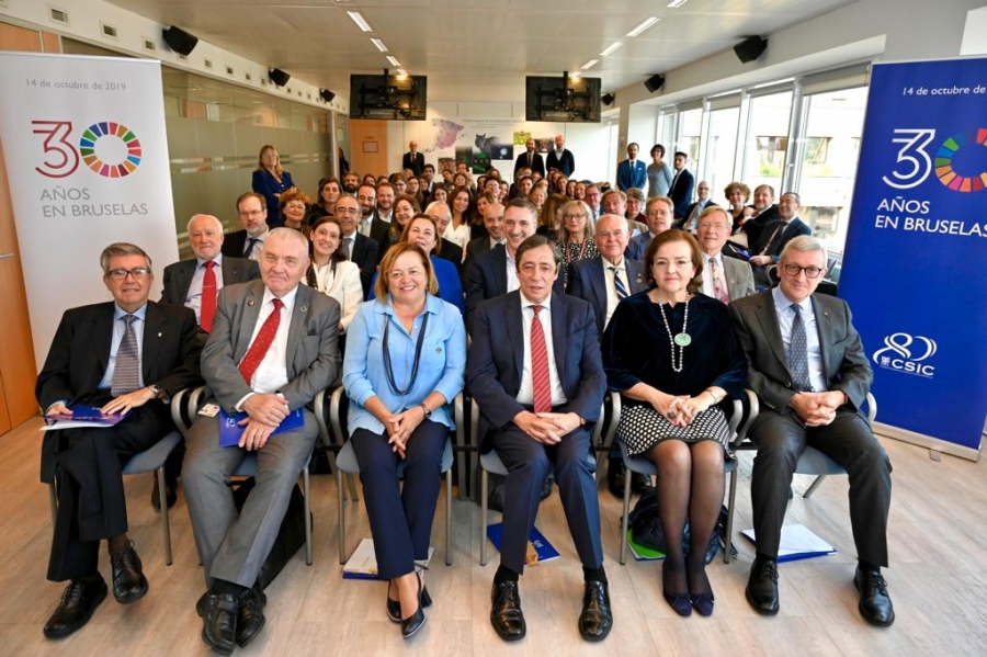 Ángel López, Jean Pierre Bourguignon, Rosa Menéndez, Rafael Rodrigo, Clara de la Torre y Jorge Velasco, en la Delegación del CSIC en Bruselas. / Foto: César Hernández