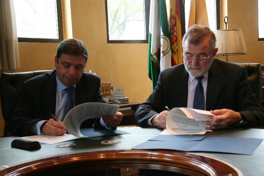 El consejero y el rector firman el acuerdo