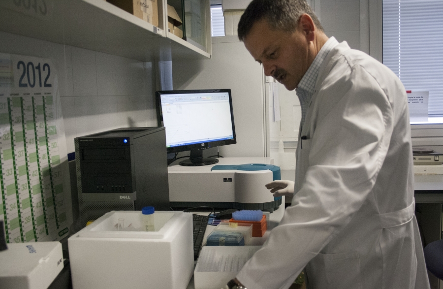 Juan Peragón, en su laboratorio