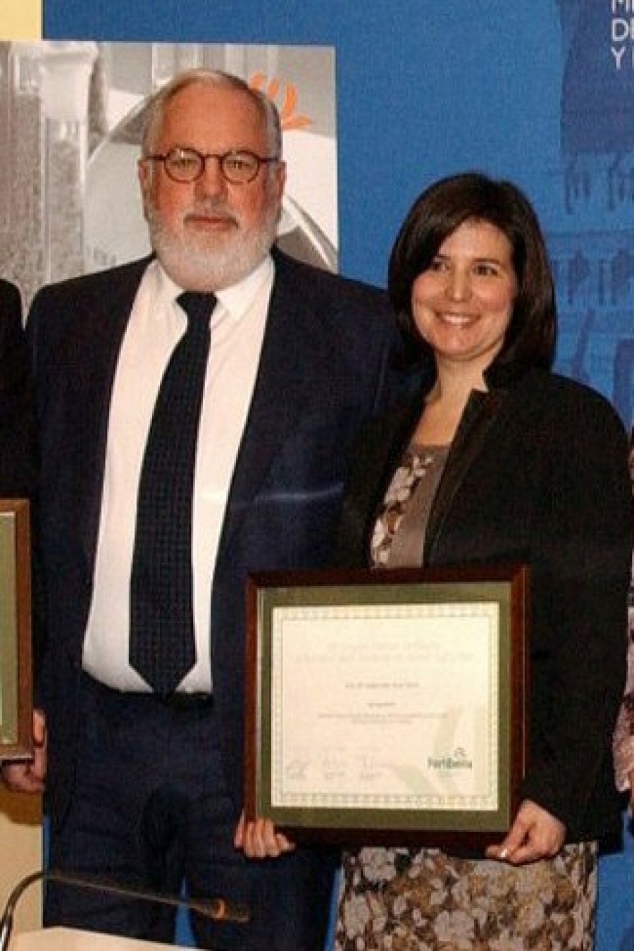 Isabel Díaz, junto al ministro Arias Cañete