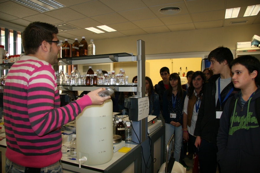 Un grupo de alumnos visitando la Universidad en la última edición de la Semana de la Ciencia