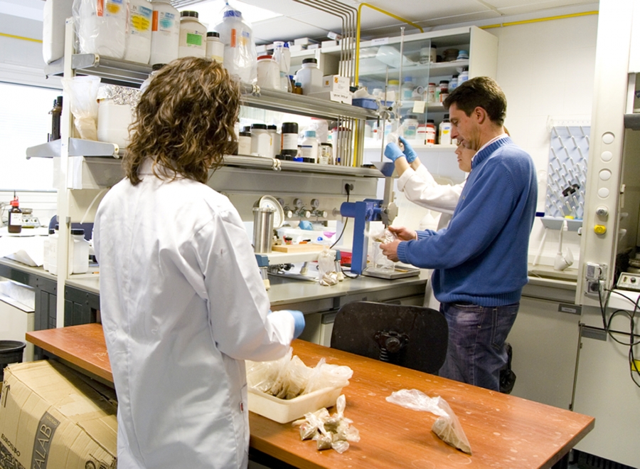 Investigadores de la UJA analizan pruebas en el laboratorio