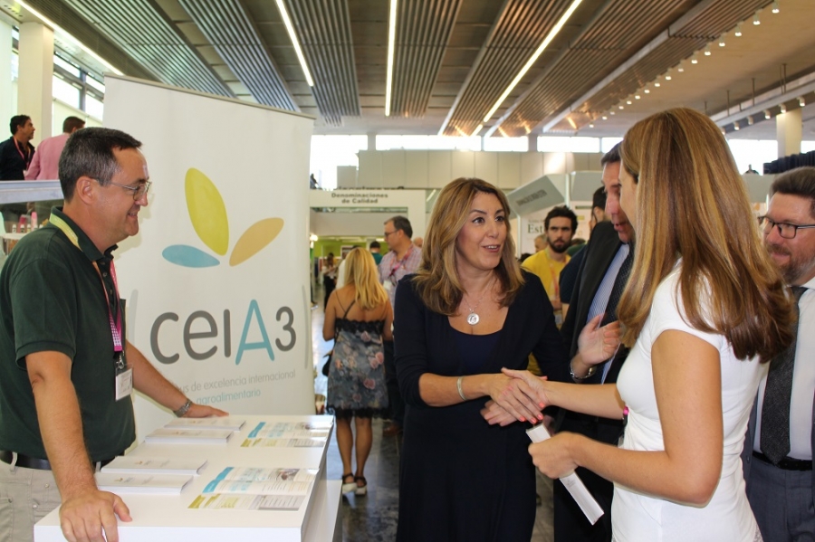 Susana Díaz y Rodrigo Sánchez saludando a la gerente del ceiA3, Lola de Toro