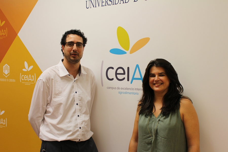 Rubén Valbuena, junto a Ángeles Gámiz, técnica de Relaciones Internacionales de ceiA3