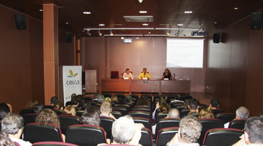 Juan Colomina (gerente de Coexphal) Emilio Galdeano (director de la cátedra) y Cynthia Giagnovaco (co-directora de la cátedra) durante la presentación.