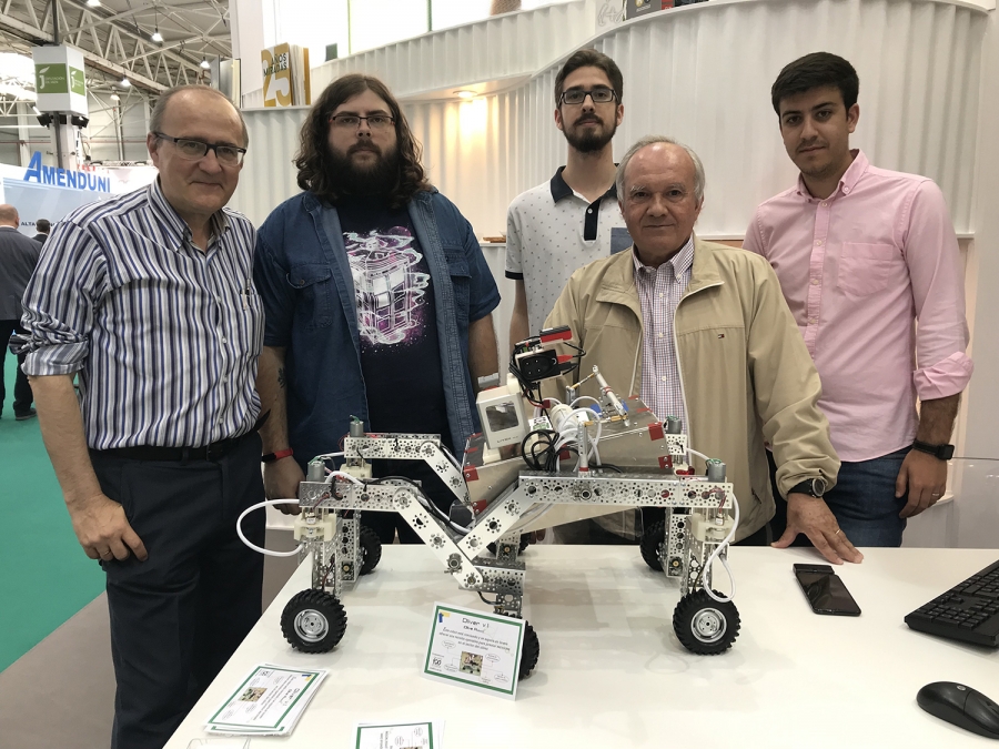 Francisco Feito, segundo por la derecha, junto al resto de miembros de su equipo, con el prototipo de robot.