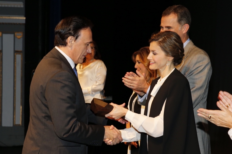 José Carlos Gómez Villamandos recoge el premio de manos de los Reyes