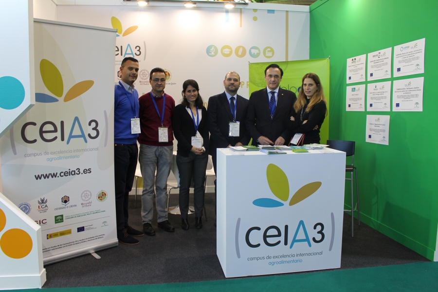 El presidente del ceiA3, José Carlos Gómez Villamandos y el coordinador general, Enrique Quesada Moraga visitando el stand en Transfiere 2019