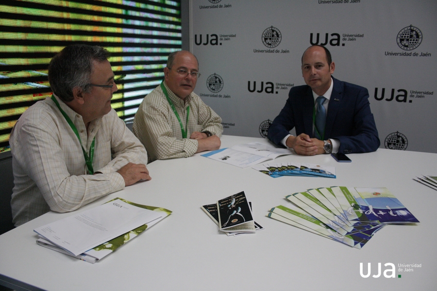 Manuel Moya, en el centro, junto a Francisco Espínola y Rafael Cárdenas, durante la presentación