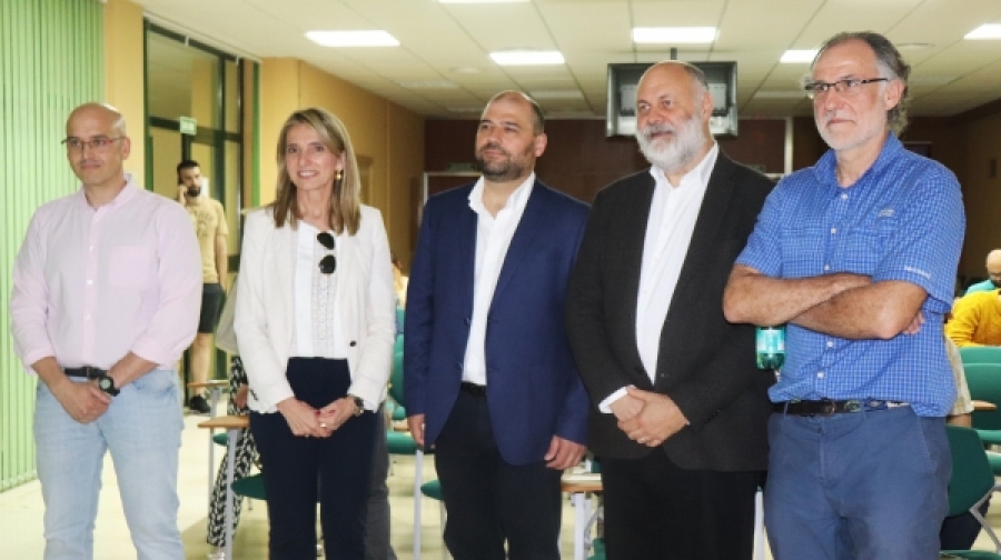 De izquierda a derecha, Francisco José Ruiz, Rosa Gallardo, Enrique Quesada, Riccardo Valentini y Rafael María Navarro, minutos antes del inicio de la conferencia