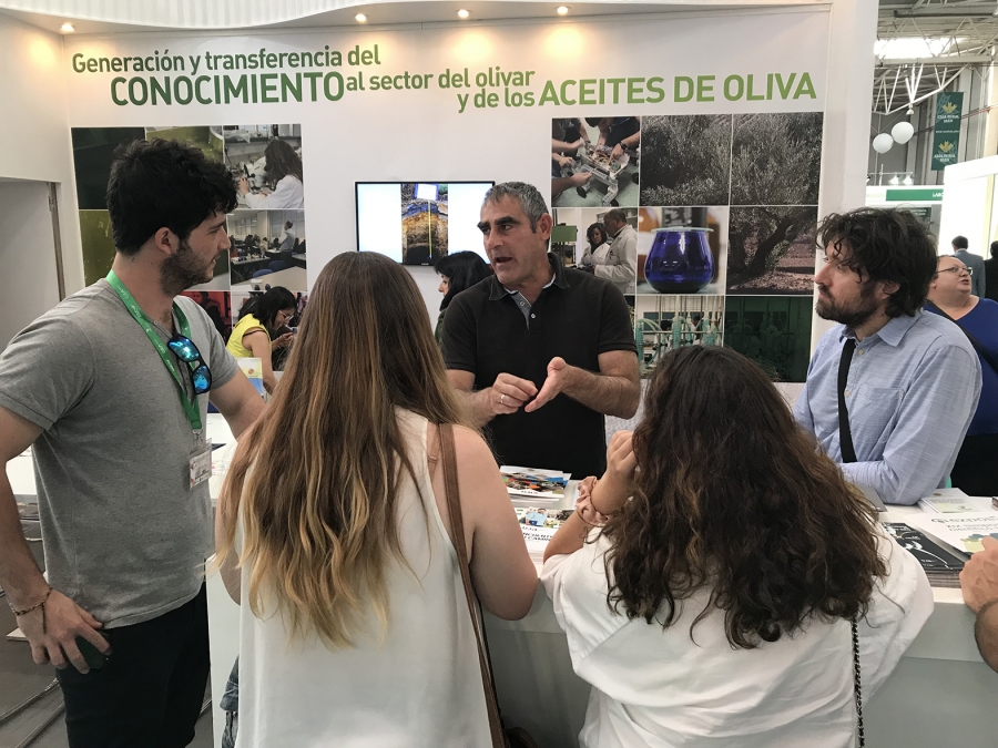 Roberto García y Julio Calero explican el proyecto en el stand de la UJA en Expoliva.