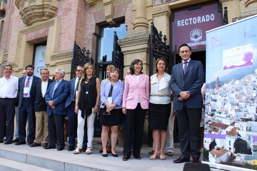 Foto de familia de autoridades y asistentes al taller-seminario sobre brecha salarial de género en turismo rural responsable