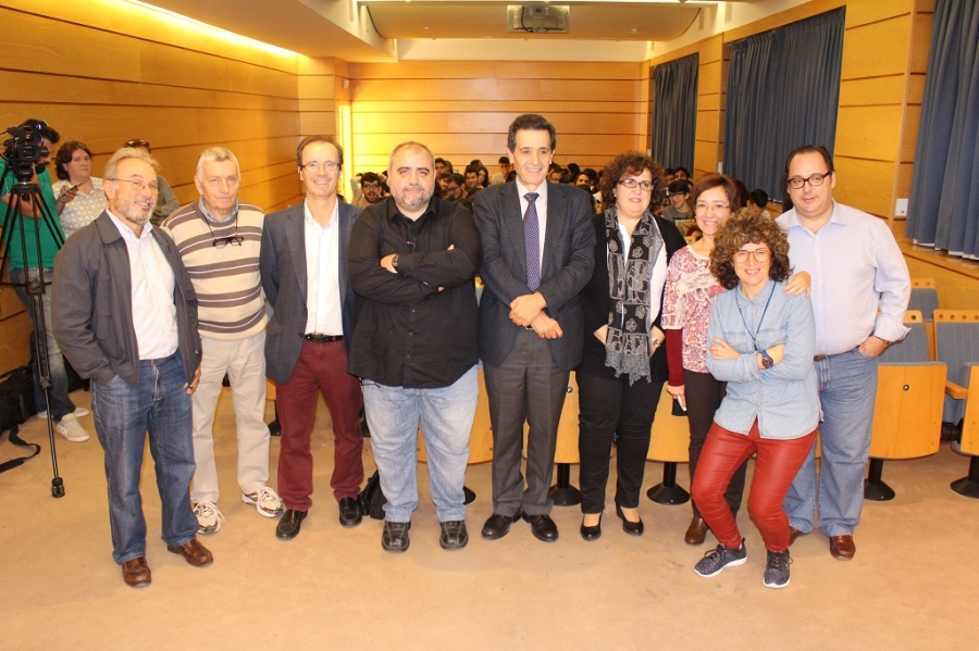 Fotografía de familia con los organizadores del ciclo de conferencia sobre el Año Internacional de los Suelos, junto con Antonio Jordán, con camisa negra, en el centro