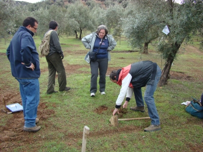 Investigadores toman muestras del suelo