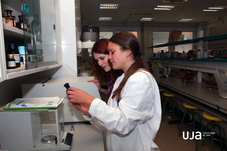 Dos estudiantes en el laboratorio de la UJA