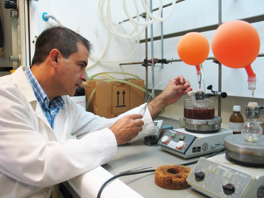 Uno de los investigadores en el laboratorio