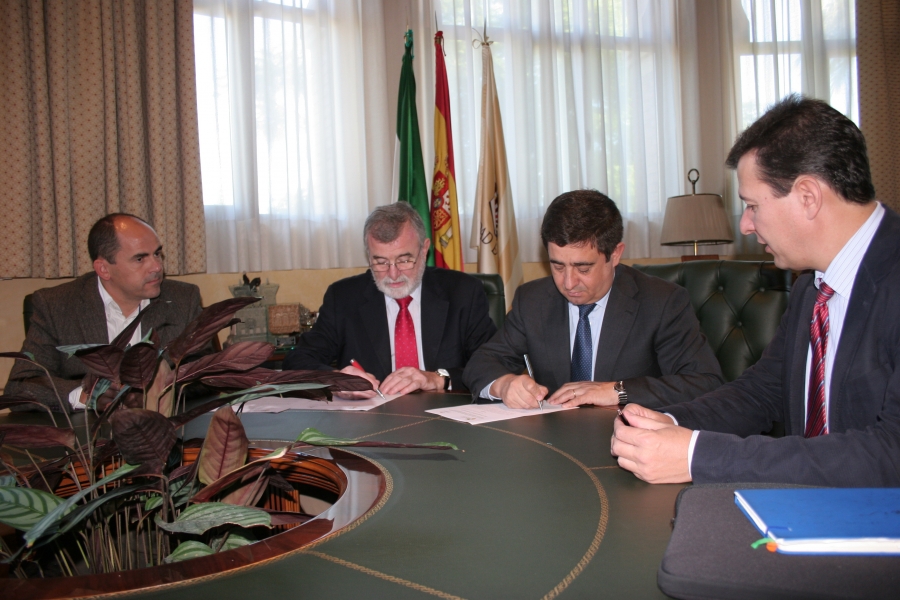 De izq. a dcha., Jesús Muñoz, gerente de Geolit, el presidente del Consejo Rector de ceiA3, José Manuel Roldán, el presidente de Geolit, Francisco Reyes, y el coordinador del Campus Justo Castaño