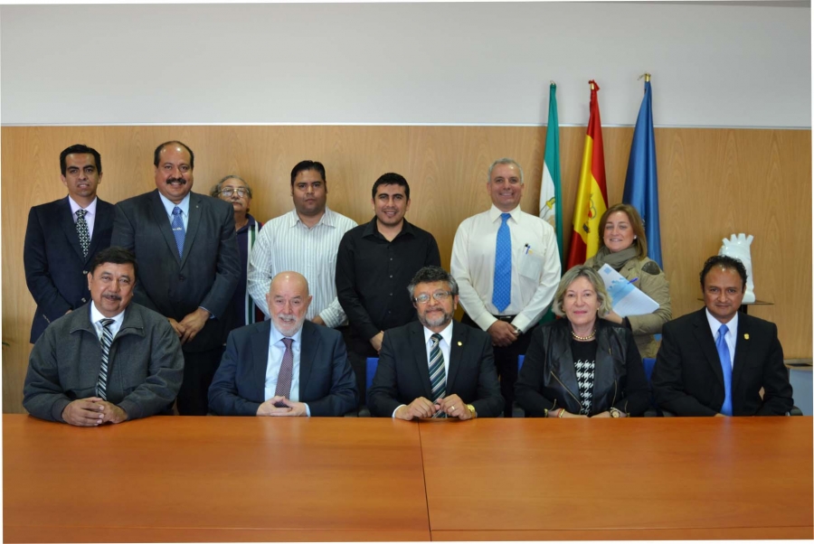 Fotografía de familia con el rector y la vicerrectora de Internacionalización de la delegación mexicana de la Universidad de Guanajuato
