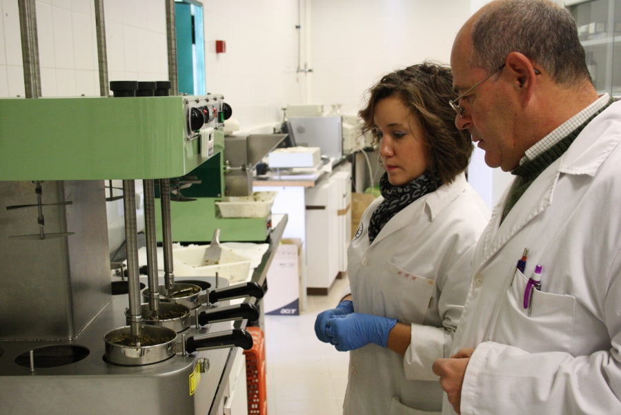 Manuel Moya y una investigadora en el laboratorio