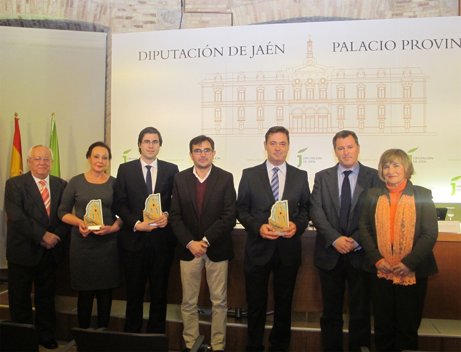 Autoridades y galardonados posan tras la entrega de este premio