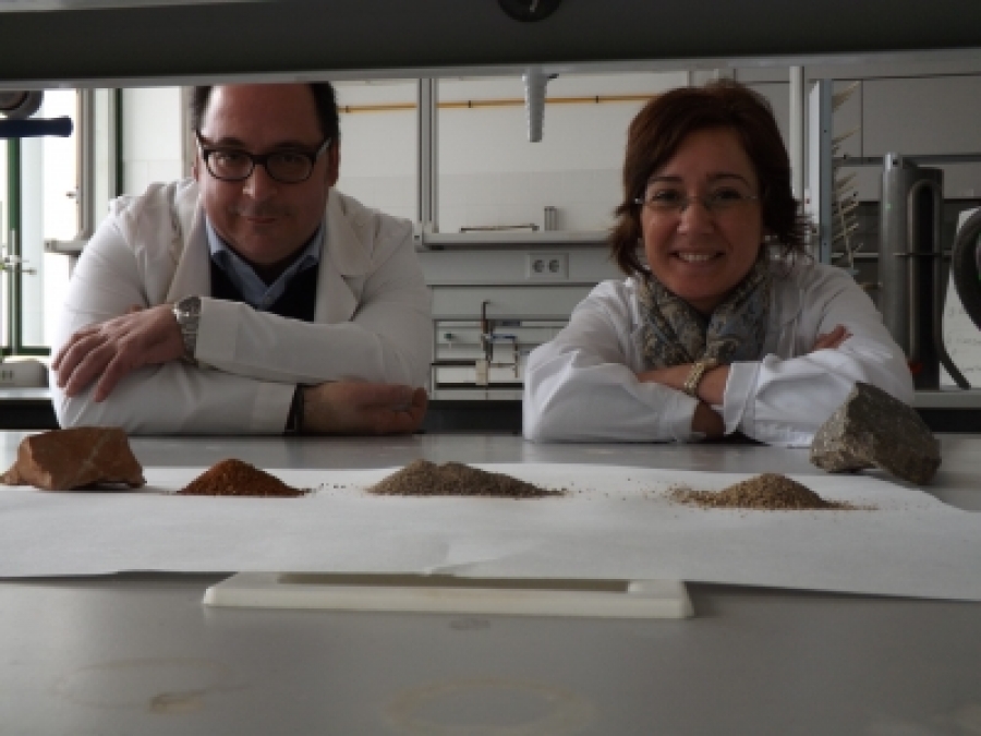 Beatriz Lozano y Luis Parras en uno de los laboratorios del Departamento de Edafología de la Universidad de Córdoba